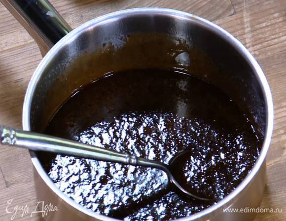 В небольшой кастрюле соединить сливочное масло, мед, демерару и, непрерывно помешивая, растопить на медленном огне.