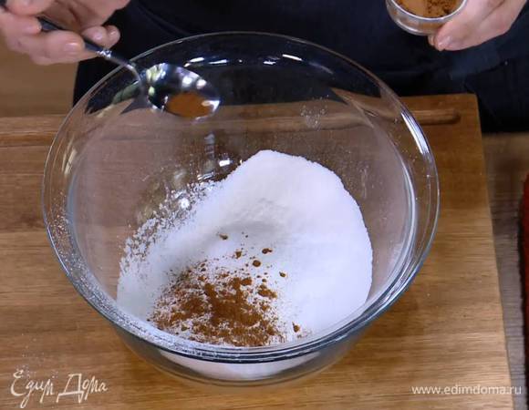 Перемешать 150 г муки с разрыхлителем, содой, корицей, гвоздикой и мускатным орехом.