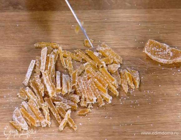 Цукаты из имбиря нарезать тонкими полосками.