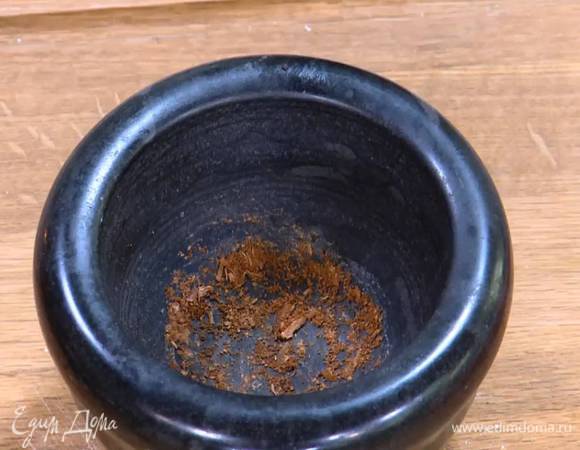 Бадьян растолочь в ступке, затем просеять через сито.