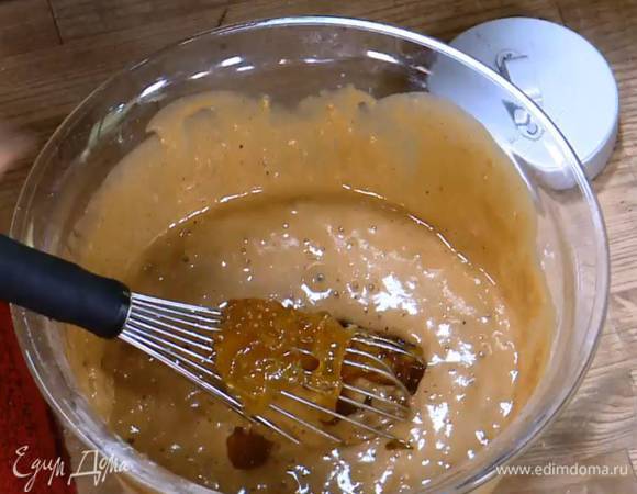 Имбирное варенье добавить в тесто и перемешать венчиком.