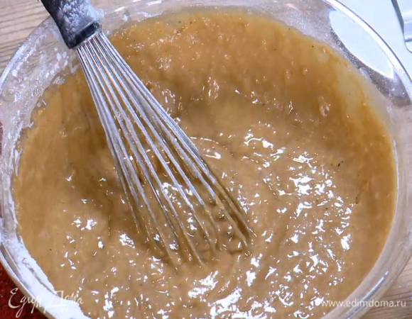 Оставшуюся муку просеять, всыпать в тесто, затем влить яблочный сок и все еще раз вымешать.