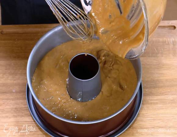 Разъемную форму для кекса смазать растительным маслом и влить тесто.