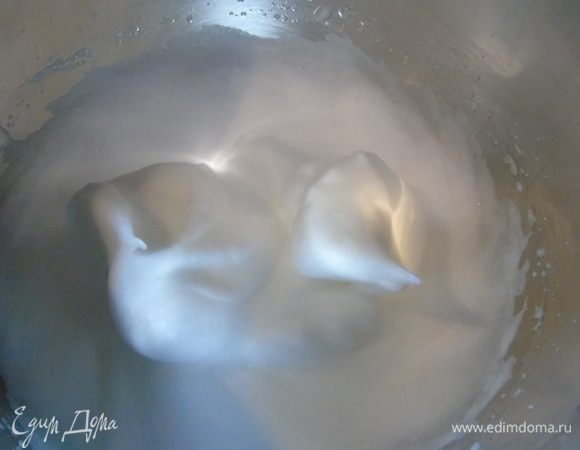 Начнем с приготовления бисквита: муку и крахмал просеем, белки с сахаром взбиваем до устойчивой пены и добавляем желтки.