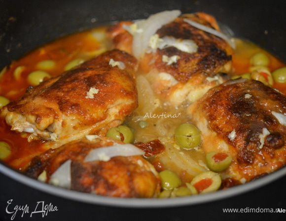 Добавим тонко порезанный лук шалот, чеснок мелко порезанный, готовим 2 мин. Добавить вино и порезанные вяленые помидоры, каперсы. Убавить огонь и готовим примерно 15 мин.