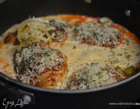 Приготовим соус, смешав крахмал с холодными сливками. Добавить соус к куриным бедрышкам. Тушить на медленном огне примерно 10-15 мин.
Добавим оливки порезанные на пополам, сыр протертый азиго или пармезан 1/4 стакана, нарезанные свежий базилик и тимьян, можно заменить на сушенный, порции меньше, чем свежий.