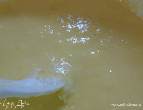 Всыпаем просеянную муку с крахмалом и перемешиваем лопаткой.