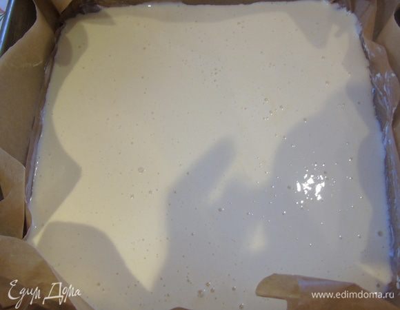 Выливаем в форму, у меня квадратная 24*24 см, и я для удобства застелила пергаментом. Отправляем в разогретую до 180°C духовку на 20 минут.