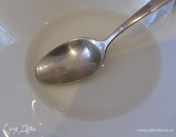 Для пропитки смешиваем воду с сахаром и ромом, если ром не добавляете, то просто добавьте еще 1 ст. л. воды