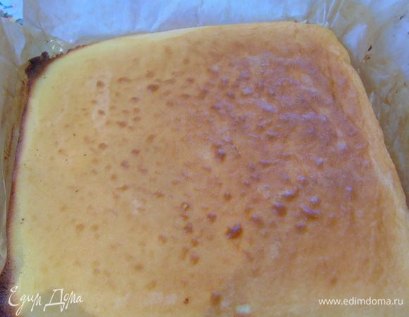 Пропитываем горячий бисквит.