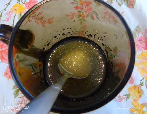 Готовим банановый мусс: желатин замачиваем водой и оставляем на 15 минут набухнуть, а затем нагреваем пока желатин не разойдется. 