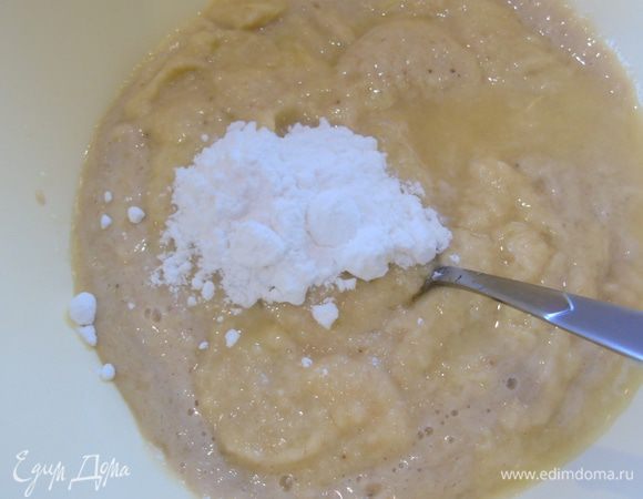 Бананы и яблоки, лучше кисленькие, взбиваем в блендере в пюре и добавляем сахарную пудру, перемешиваем.