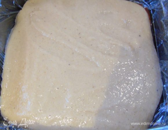 Форму для удобства выкладываем пленкой и на дно кладем бисквитный корж, а сверху фруктовый мусс, отправляем в холодильник на 30 минут.