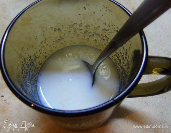 А пока готовим сливочный мусс: желатин заливаем молоком и даем набухнуть 15 минут, затем нагреваем, пока желатин не разойдется.