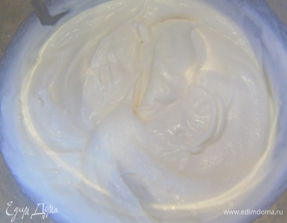 Сливки взбиваем с сахарной пудрой до пышности и вводим теплый желатин.