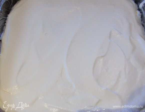 Достаем на торт и выкладываем поверх фруктового мусса — сливочный. Отправляем обратно в холодильник на 1 час.