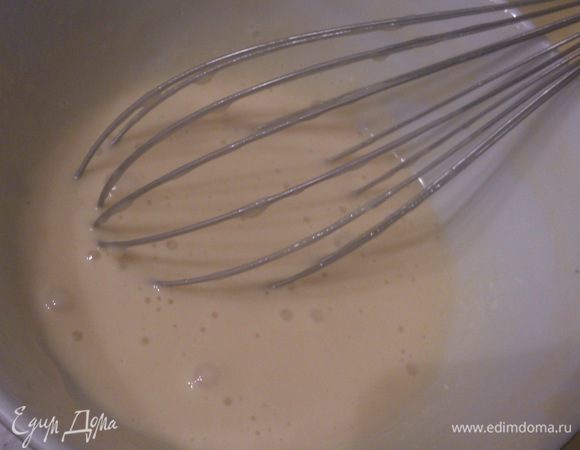 Яйцо венчиком смешать с мукой.