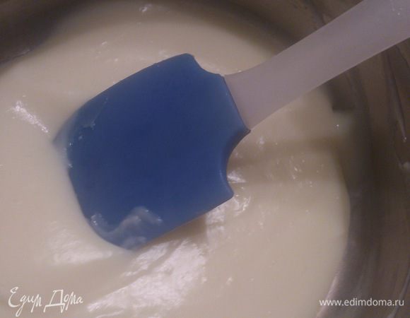 Немного горячего молока добавить в яично-мучную смесь, хорошо размешать и влить к остальному молоку. При постоянном помешивании сварить крем. Долго варить не нужно, иначе получите обратный эффект. Крем станет жидким. Готовый крем остудить. Для этого можно накрыть его пленкой и вынести на холод или периодически помешивать, чтобы не образовалась корочка.