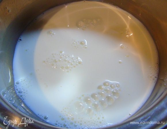 Готовим глазурь: желатином заливаем и даем постоять 15 минут. Молоко с сахаром доводим до кипения.