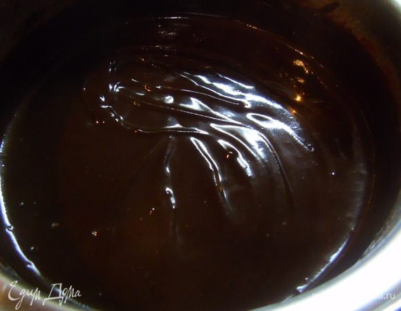 Добавляем желатин и мешаем до растворения желатина, но мешаем медленно, чтобы пузырьки воздуха не попали в глазурь. Даем глазури остыть (температура должна быть примерно 24°C).