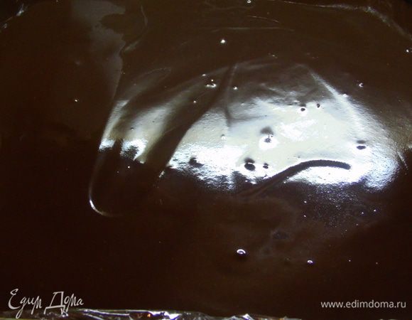 Выливаем глазурь поверх сливочного мусса и отправляем на пару часов в холодильник.