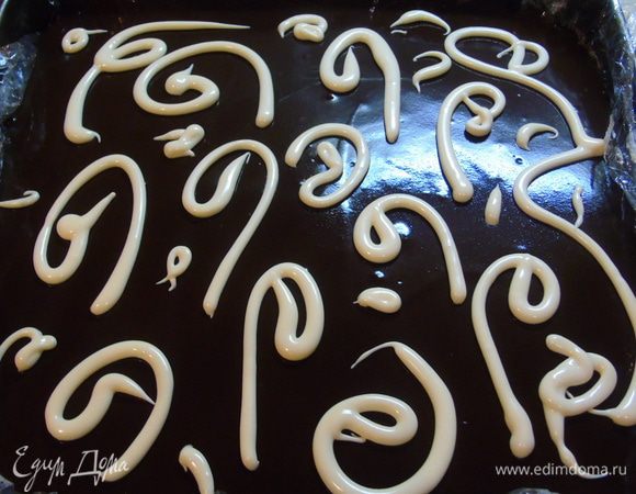 Остался последний штрих: украсить. Здесь все зависит от вашего желания, у меня фантазия не работала, поэтому я просто белым шоколадом нанесла произвольный рисунок. Даем застыть украшению, достаем из формы, снимаем пленку и можно приступать к чаепитию...