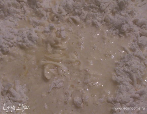 Вливать постепенно воду с яйцом и легко перемешать.