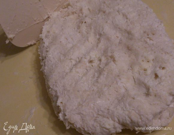 Месить тесто не нужно, просто собрать все ингредиенты вместе и придать прямоугольную форму.