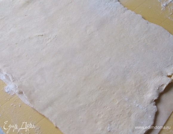 Форму наполеона выбирайте по своему вкусу. Я делаю прямоугольный. Все тесто делю на 3 части и выпекаю 3 пласта. Раскатать тесто на пергаменте в пласт, толщиной около 4 мм.