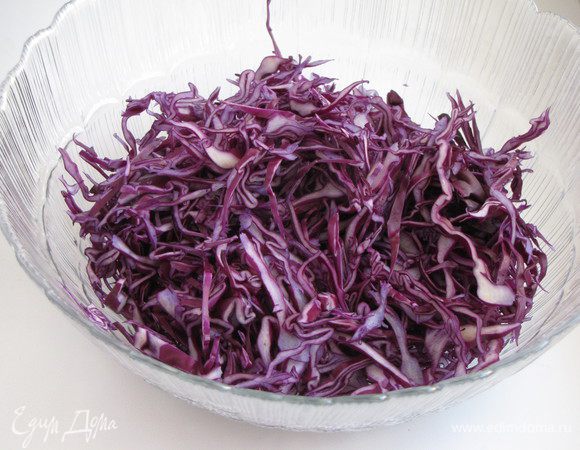 Капусту мелко нашинковать, выложить в миску.