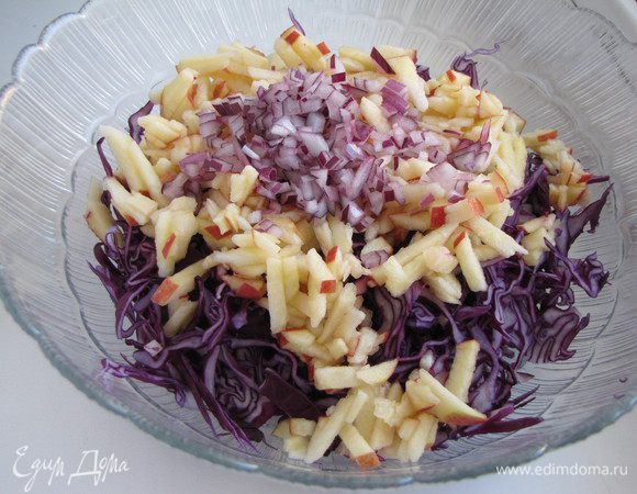 Яблоко нарезать соломкой, сбрызнуть лимонным соком, чтобы не потемнело. Лук измельчить, соединить с капустой.