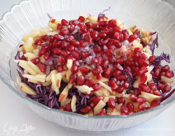 Добавить гранатные зерна.