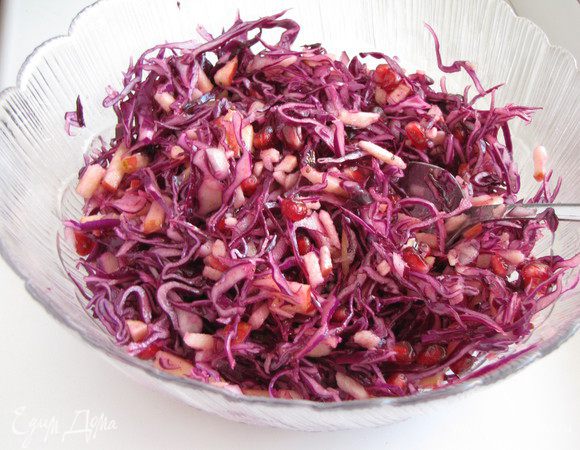 Соединить заправку с салатом и аккуратно перемешать.