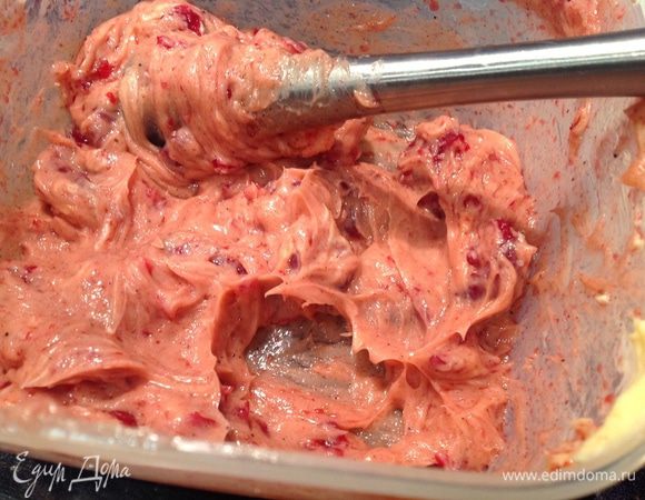 Духовку разогрейте до 160°C.
Клюкву смешайте с размягченным сливочным маслом, приправьте имбирем, мускатным орехом, перцем, хорошо посолите.