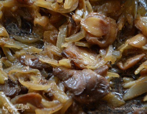 Лук порезать полукольцами, обжарить на растительном масле пару минут. Добавить порезанные шампиньоны и жарить еще 5-7мин. Посолить и поперчить. Остудить.