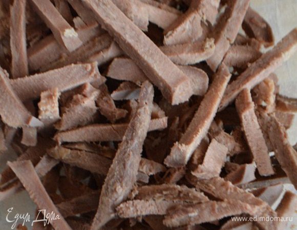 Заранее отварить язык (2-3 часа), залить холодной водой и очистить. Нарезать соломкой.