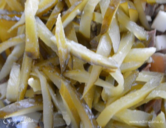 Огурцы нарезать соломкой.