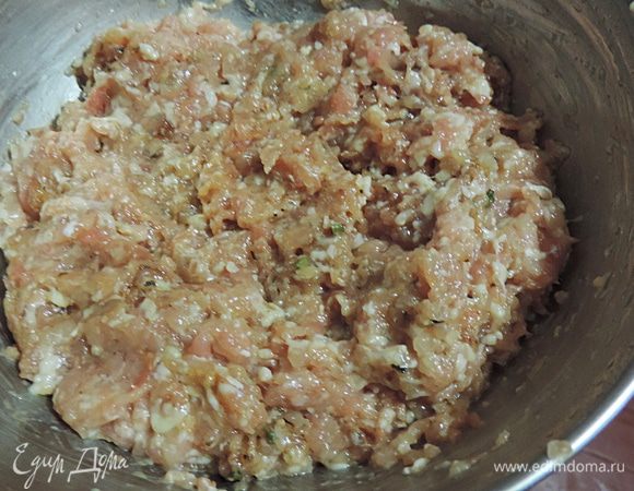 Окорочка берите крупные. Мне муж вообще купил "четверть" куриную.
Мясо с окорочков (вместе с кожицей) и второе филе пропускаем через мясорубку.