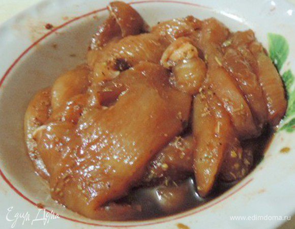 Кладем курочку в тарелку, добавляем все ингредиенты для маринада, тщательно перемешиваем. Накрываем миску пищевой пленкой и отправляем в холодильник.