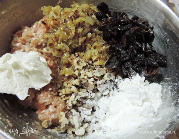 К полученному фаршу добавляем нарезанный чернослив (выбирайте копченый и кислый), измельченные орехи, сливки, крахмал (ложку набираем с хорошей горкой) и остывший лук. 
Все перемешиваем до однородности, солим по вкусу. Я еще добавила немного сухих прованских трав.