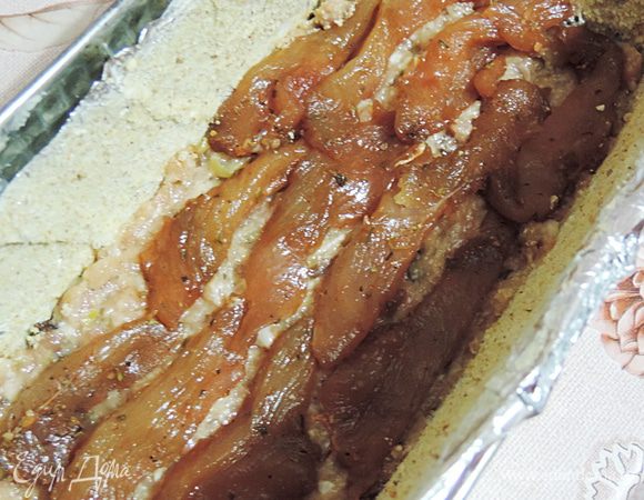 Выкладываем в форму треть фарша, делаем это как можно плотнее и немного утрамбовываем. 
Сверху в один слой выкладываем половину маринованной курочки.