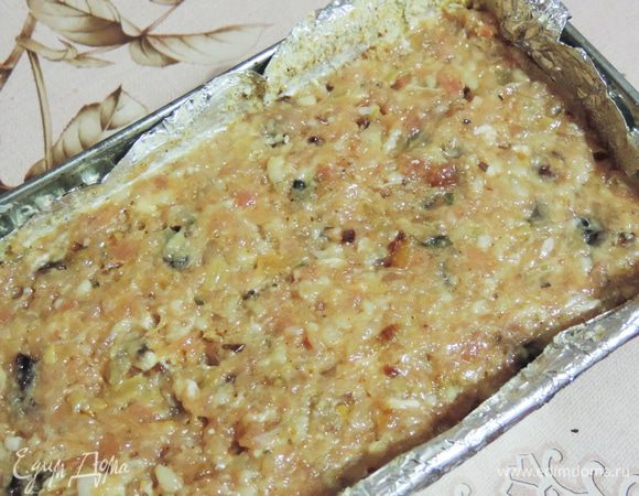 Повторяем: вторая треть фарша, курочка, оставшийся фарш. 
Затягиваем форму фольгой и отправляем на 40 минут в разогретую до 200°C духовку.
Затем открываем фольгу, смазываем хлебец смесью сливок и горчицы, убавляем температуру до 180°C и запекаем террин еще 20 минут. Следите, чтобы он не подгорел.
Хлебец готов, если он отстает от стенок формы, а при его прокалывании вытекает прозрачный сок.
Сок, выделившийся при запекании, если таковой образовался, нужно аккуратно слить, а хлебец полностью (!) остудить в форме.