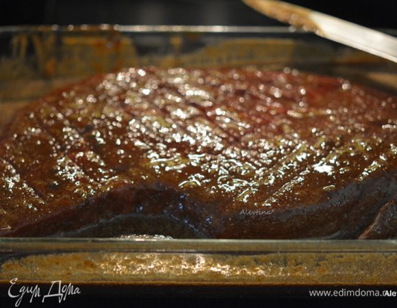 Кусок говядины комнатной температуры слегка порезать острым ножом, сеткой с 2-х сторон. Залить маринадом. Закрыть пленкой и мариновать 2 часа в холодильнике, раз перевернув через час.