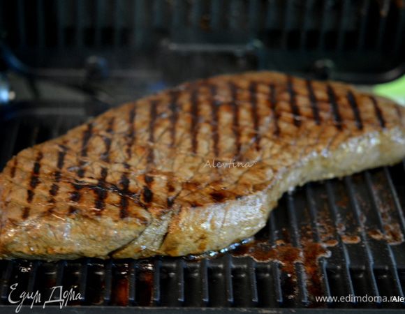 Готовим на разогретом гриле или в духовке. До готовности, как нравится, с кровью или без. 10 минут до средней прожарки обе стороны.