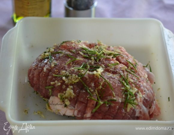 Смазать маслом свинину. Обвалять в приготовленной смеси. Разогреть духовку до 200°С.