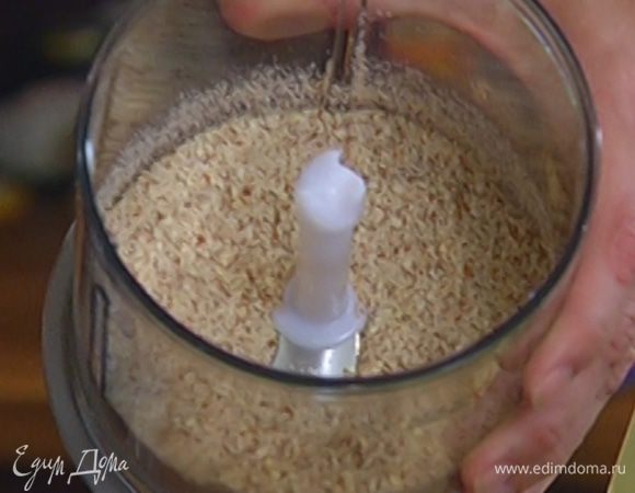 Миндаль измельчить в блендере в крошку.
