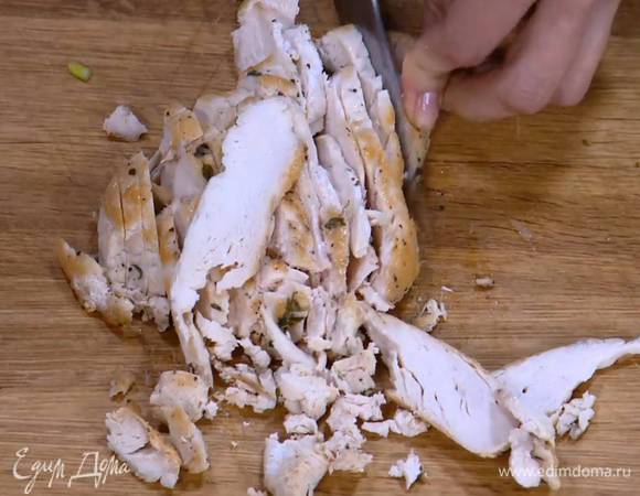 Куриную грудку обжарить или запечь до готовности, затем нарезать тонкими полосками.
