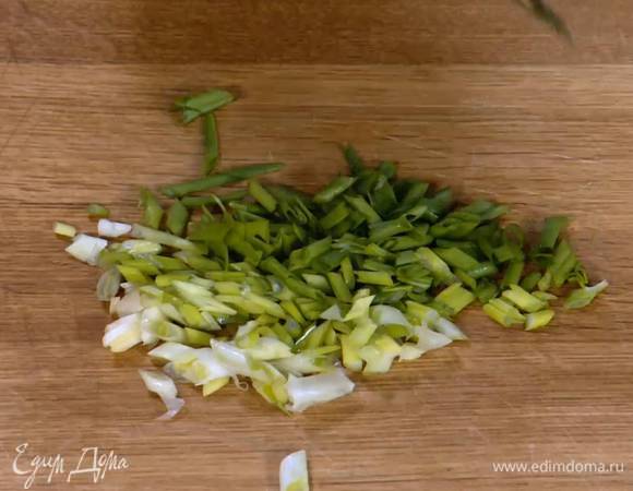 Зеленый лук тонко нарезать наискосок.