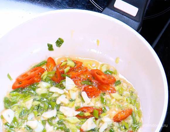 Чеснок почистить, нарезать небольшими кусочками и добавить в сковороду.