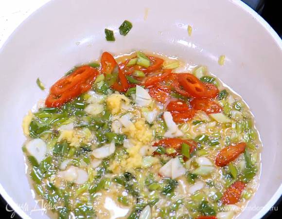 Имбирь почистить, натереть на мелкой терке (должна получиться 1/2 ч. ложки), отправить в сковороду с луком и чесноком, все перемешать.